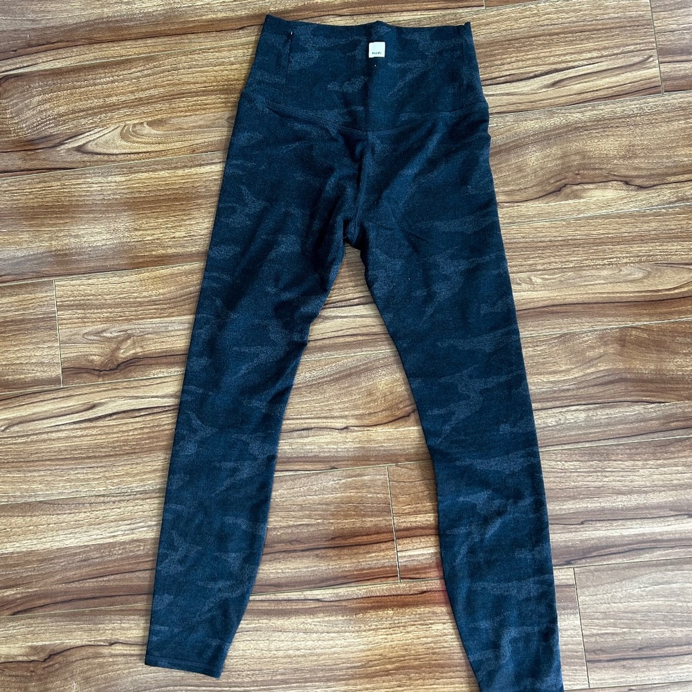 Vuori clean elevation legging in black camo XS